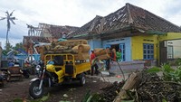 Sejumlah warga mengevakuasi perabotan dari rumah yang rusak akibat bencana angin kencang di Desa Walidono, Prajekan, Bondowoso, Jawa Timur, Jumat (19/1/2024).