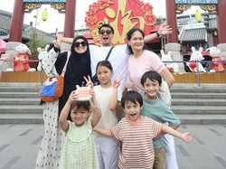 Gaya Donna Harun Liburan Bareng Cucu Bikin Salfok, 55 Tahun Tetap Awet Muda