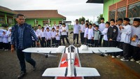 Petugas Balai Penyelidikan dan Pengembangan Teknologi Kebencanaan Geologi (BPPTKG) Yogyakarta menyiapkan drone VTOL untuk memantau kawasan kawah Gunung Marapi, di Batang Silasiah, Nagari Bukik Batabuah, Agam, Sumatera Barat, Jumat (19/1/2024).