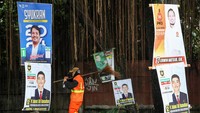 Bahkan dalam satu pohon bisa ditempel lebih dari satu poster kampanye.