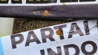 Sayangnya, poster promosi caleg itu semakin tidak ramah lingkungan, karena dipaku di pohon.