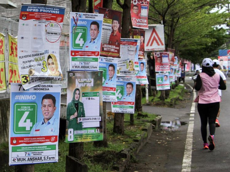 Duh... Pohon-pohon Dipaku untuk Poster Caleg