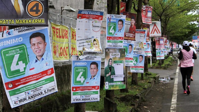 Sejumlah Alat Peraga Kampanye (APK) terpasang di batang pohon dengan cara dipaku di Makassar, Sulawesi Selatan, Jumat (19/1/2024). Pemasangan APK di batang pohon yang sebagian besar menggunakan paku tersebut selain melanggar Peraturan KPU Nomor 15 Tahun 2023 tentang kampanye Pemilu 2024, juga melanggar Peraturan Wali Kota Makassar Nomor 71 Tahun 2019 tentang penataan dan pengelolaan ruang terbuka hijau di daerah itu termasuk larangan memaku pohon. ANTARA FOTO/Arnas Padda/foc.