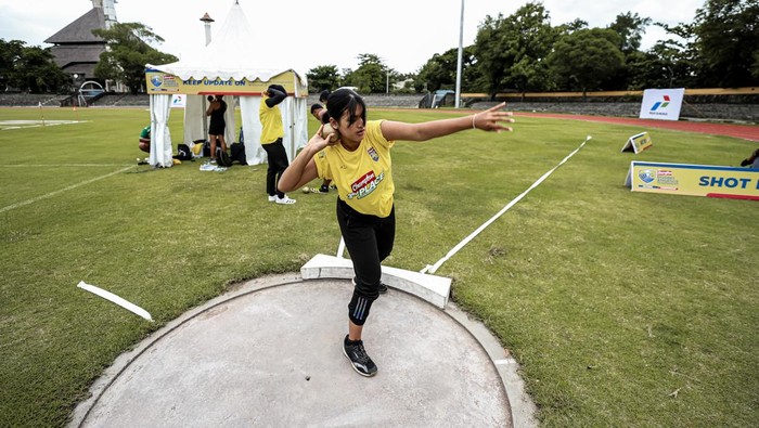 Solo lagi menggelar Kejuaraan Nasional Atletik tingkat SMA pekan ini. Ada sekitar 288 pelajar bersaing jadi yang terbaik.