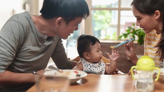 Feeding Rules 2-30-2: Cara Sederhana Membiasakan Anak Makan Teratur