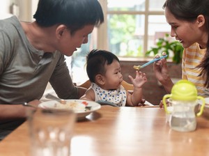 Feeding Rules 2-30-2: Cara Sederhana Membiasakan Anak Makan Teratur