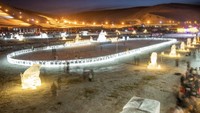 Festival salju dan es yang baru di Mongolia telah mencetak Rekor Dunia Guinness. Ya, negara yang terkenal dengan ruang terbukanya yang indah itu juga memiliki es dan salju.