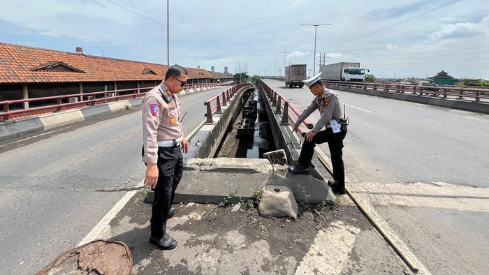 Kasatlantas Polrestabes Semarang AKBP Yunaldi mengecek lokasi kecelakaan di flyover pelabuhan, Semarang, Jumat (19/1/2024).