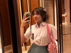 Gaya Fuji Cosplay Jadi Anak SMA Pakai Tas Unik Mirip Kasur, Segini Harganya