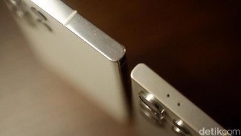 Galaxy S24 Ultra memiliki bodi yang lebih tipis dan datar jika dibandingkan Galaxy S23 Ultra. Ponsel ini memiliki ketebalan 8,6 mm, sedangkan Galaxy S23 Ultra memiliki ketebalan 8,9 mm. Foto: Adi Fida Rahman/detikINET