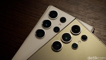 Galaxy S24 Ultra masih dibekali empat kamera belakang yang spesifikasinya sedikit berubah. Kamera utamanya masih sama seperti generasi sebelumnya yaitu 200 MP, begitu juga dengan kamera ultrawide yang masih 12 MP dengan FOV 120 derajat. Kamera telephoto 10 MP dengan optical zoom 3x juga masih bertahan. Bedanya, kamera periskop telephoto 10 MP dengan optical zoom 10x yang ada di Galaxy S23 Ultra digantikan dengan kamera periskop 50 MP dengan optical zoom 5x. Foto: Adi Fida Rahman/detikINET
