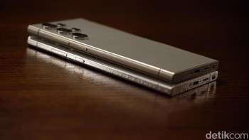 Samsung membekali Galaxy S24 Ultra dengan chipset Snapdragon 8 Gen 3 for Galaxy. Prosesor generasi terbaru ini sudah dioptimalkan untuk pemrosesan kecerdasan buatan (AI) yang lebih efisien. Namun Samsung tidak menyebutkan seberapa besar peningkatan performa dari Snapdragon 8 Gen 2 ke Gen 3. Foto: Adi Fida Rahman/detikINET