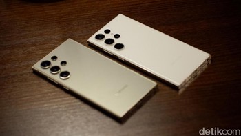 Tidak ada perubahan kapasitas baterai di Galaxy S24 Ultra, masih 5.000 mAh. Pengisian cepatnya juga tidak berubah yaitu 45W yang diklaim dapat mengisi daya hingga 65% dalam waktu 30 menit. Selain itu Samsung juga menyisipkan kemampuan wireless charging dan Wireless PowerShare. Foto: Adi Fida Rahman/detikINET