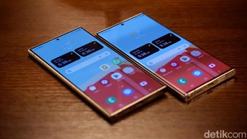 Samsung Galaxy S24 Ultra dibanderol dengan harga yang lebih mahal dibandingkan pendahulunya. Saat Galaxy S23 Ultra diluncurkan tahun lalu, ponsel tersebut dijualdengan harga mulai dari Rp 19.999.000 untuk varian 12/256GB. Sedangkan Galaxy S24 Ultra mengalami kenaikan harga untuk semua variannya yang bisa dilihat di bawah ini. Samsung Galaxy S24 Ultra 12/256GB: Rp 21.999.000 Samsung Galaxy S24 Ultra 12/512GB: Rp 23.999.000 Samsung Galaxy S24 Ultra 12/1TB: Rp 27.999.000 Foto: Adi Fida Rahman/detikINET