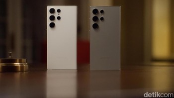 Galaxy S24 Ultra menggunakan bodi titanium sementara S23 Ultra masih berlapis kaca. Foto: Adi Fida Rahman/detikINET