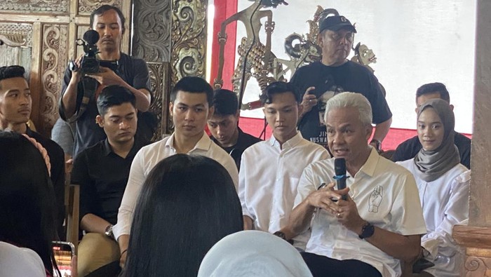 Ganjar Pranowo bertemu dengan Gen Z di Ponorogo, Jawa Timur.