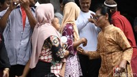 Dalam kunjungannya, Ganjar juga menerima keluhan dari peternak ayam soal harga jagung. Menurutnya, harga jagung naik cukup tinggi dan perlu dibantu untuk pengadaan jagung.