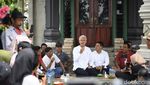 Ganjar Kunjungi Peternak Ayam di Magetan