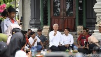 Ganjar Pranowo mengatakan akan memberi fasilitas terhadap peternak ayam dalam membuat pakan ternak sendiri guna mengurangi beban ekonomi peternak akibat tingginya harga jagung.