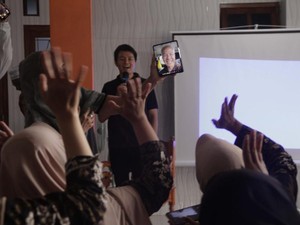 Hebohnya Ratusan Pengajar Situbondo saat Disapa Ganjar via Video Call