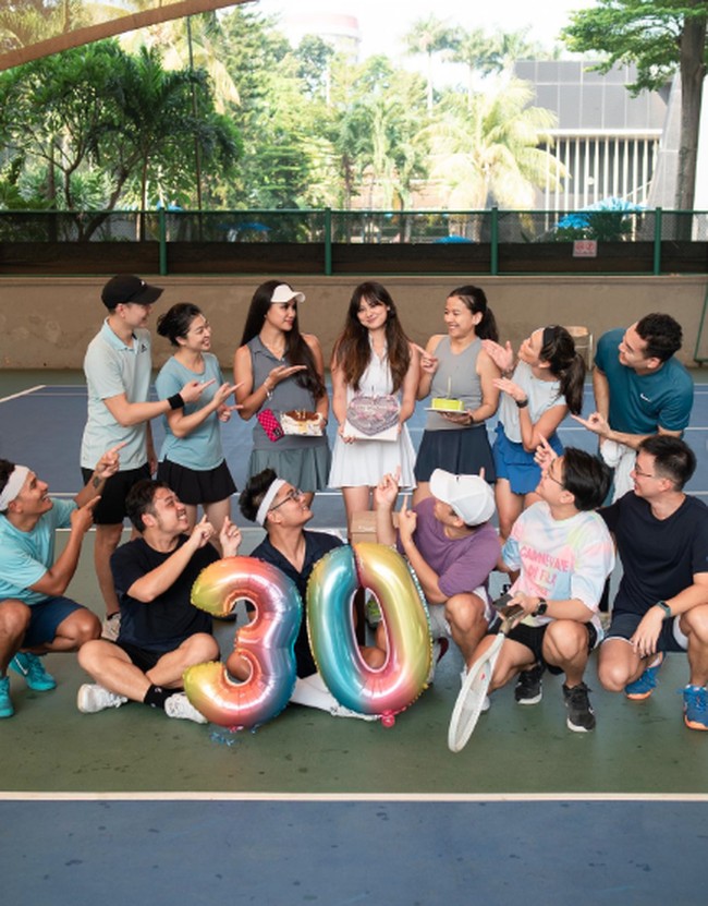 Gege Elisa baru berulang tahun ke-30 yang dirayakan oleh teman-temannya saat sedang main tenis. “30. I am so blessed,” tulis Gege Elisa di Instagram. Foto: dok. Instagram @gegeelisa94