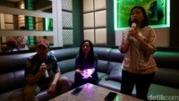 Sejumlah pengunjung tengah asyik bernyanyi di dalam ruangan karaoke Inul Vizta, Jakarta, Jumat (19/1/2024).