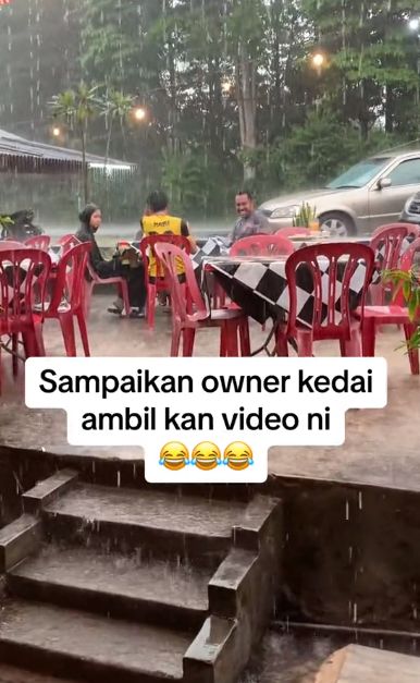 virus!  Agar tidak mengeluarkan uang untuk makan, sekelompok pemuda rela keluar di tengah hujan