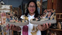 Perajin menunjukkan produk sepatu yang dibuat dengan bahan pewarna alami dari limbah mangrove dan berbagai jenis daun di Griya Anyar Dewata, Jimbaran, Badung, Bali, Kamis (18/1/2024).