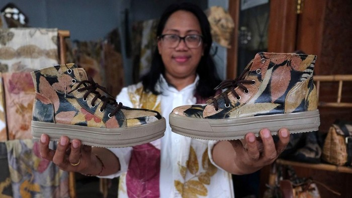 Warga membuat kain ecoprint di aula wisata di Desa Matansala, Kabupaten Morowali, Sulawesi Tengah, Kamis (18/1/2024). Kelompok perempuan di desa tersebut memproduksi kain dan berbagai hasil kerajinan ecoprint atau menggunakan teknik alami setelah mendapatkan bantuan dan binaan dari PT Indonesia Morowali Industrial Park atau PT IMIP dan hasil kerajinan tersebut dijual dengan harga antara Rp250 ribu hingga Rp750 ribu serta diharapkan dapat meningkatkan ekonomi masyarakat. ANTARA FOTO/Mohamad Hamzah/nz.
