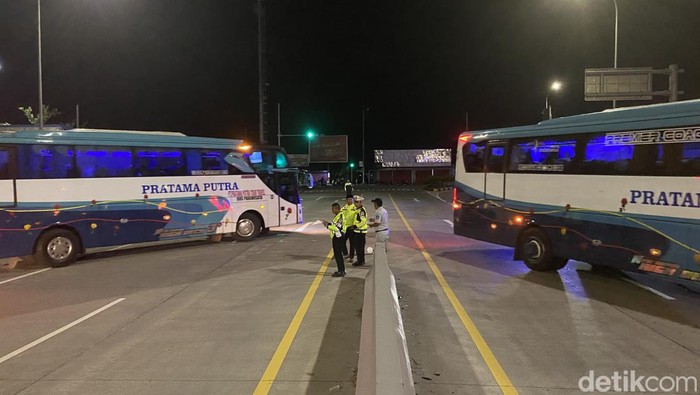 Iring-iringan bus rombongan SMAN 1 dikawal pulang ke Sidoarjo.