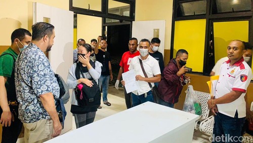 Istri mendiang Wu Mian, Liu Li saat berdialog dengan Satreskrim Polres Belu, NTT, Rabu (17/1/2024).