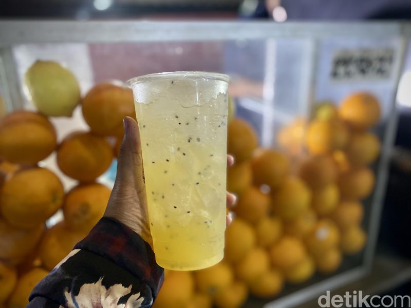 Jajanan kaki lima di Jalan Minangkabau