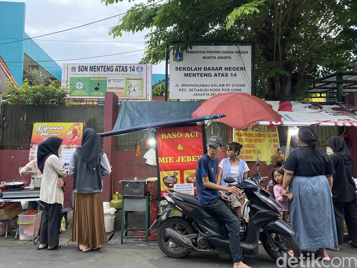 Jajanan kaki lima di Jalan Minangkabau Jajanan kaki lima di Jalan Minangkabau