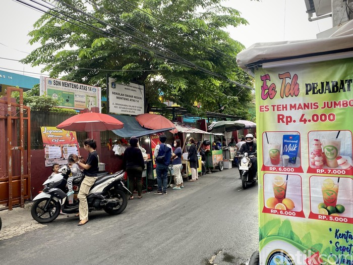 Jajanan kaki lima di Jalan Minangkabau