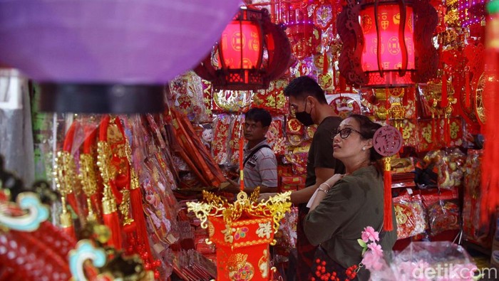 Jelang Imlek, Pedagang Mulai Padati Kawasan Glodok Jakbar Meski Imlek masih 3 pekan lagi, keramaian pernak-pernik tahun baru China itu mulai menggeliat. Seperti terlihat di kawasan Glodok, Jakarta.