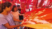 Pengunjung memilih pernak-pernik imlek di kawasan Glodok, Jakarta, Jumat (19/1/2024).  