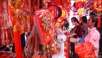 Kawasan pecinan Glodok dipenuhi dengan penjual berbagai macam pernak pernik Imlek. 