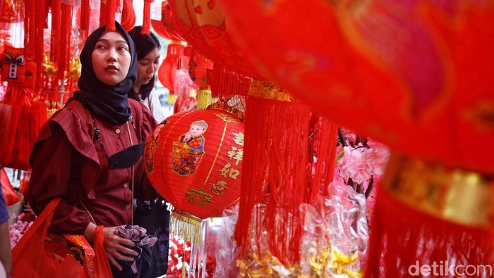 Jelang Imlek, Pedagang Mulai Padati Kawasan Glodok Jakbar Meski Imlek masih 3 pekan lagi, keramaian pernak-pernik tahun baru China itu mulai menggeliat. Seperti terlihat di kawasan Glodok, Jakarta.