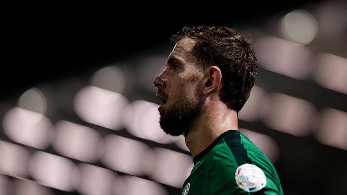 AD DAMMAM, SAUDI ARABIA - NOVEMBER 4: Jordan Henderson of Al-Ettifaq prepares to take a corner kick during the Saudi Pro League match between Al-Ettifaq and Al-Raed at Prince Mohamed bin Fahd Stadium on November 4, 2023 in Ad Dammam, Saudi Arabia. (Photo by MB Media/Getty Images)