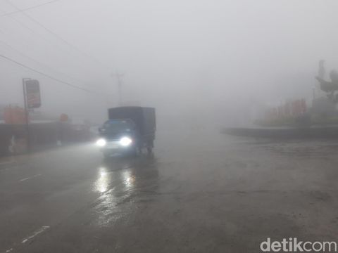 Kabut tebal turun saat hujan disertai angin kencang di jalur wisata Solo - Selo - Borobodur (SSB) di Kecamatan Selo, Kabupaten Boyolali, Jumat (19/1/2024).