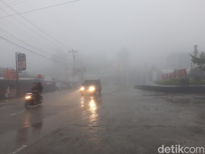 Kabut tebal turun saat hujan disertai angin kencang di jalur wisata Solo - Selo - Borobodur (SSB) di Kecamatan Selo, Kabupaten Boyolali, Jumat (19/1/2024).