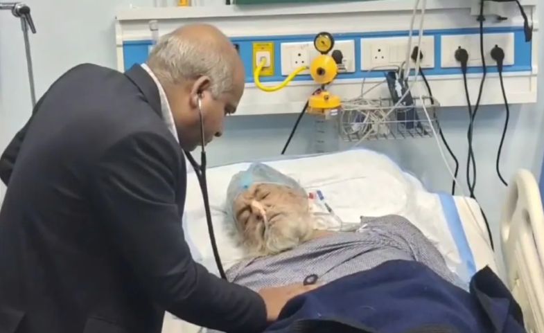 Kakek di India hidup lagi setelah ambulans tabrak jalanan berlubang.