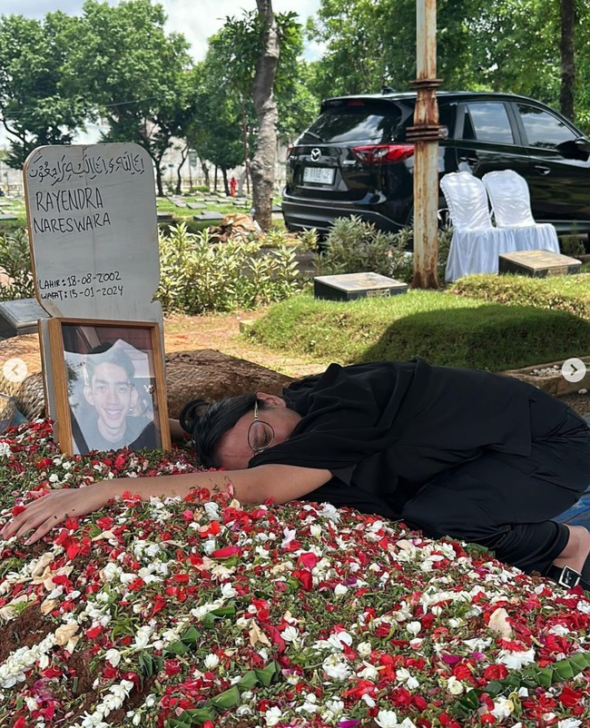 Putri aktor senior Dede Yusuf, Kaneishia Yusuf tengah berduka karena kepergian kekasihnya. Potretnya saat memeluk makam sang kekasih pun mencuri atensi dan berhasil bikin yang melihat ikut merasa haru. Foto: Instagram/@kaneishiayusuf05