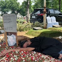 Putri aktor senior Dede Yusuf, Kaneishia Yusuf tengah berduka karena kepergian kekasihnya. Potretnya saat memeluk makam sang kekasih pun mencuri atensi dan berhasil bikin yang melihat ikut merasa haru. Foto: Instagram/@kaneishiayusuf05