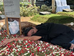 7 Foto Kaneishia Putri Dede Yusuf yang Tengah Disorot, Haru Peluk Makam Pacar