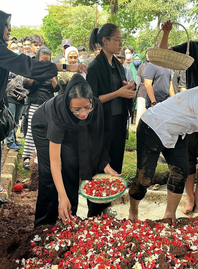 Kaneishia tampak begitu setia mengikuti semua prosesi demi menemani sang kekasih hingga ke peristirahatan terakhirnya. Di dalam keterangan unggahannya Kaneishia juga menuliskan pesan yang tak kalah bikin haru untuk Rayendra. “andra sayang... walaupun semuanya masih ga nyata buat aku, tapi aku ikhlas, aku maafin semua salah andra, dan aku ga akan lupain kamu... this will never gonna be easy for me, you will always have a special place in my heart, my love is burried with you forever. i love you, i want you to know that i was there with you every step of the way until your very last,” tulisnya. Foto: Instagram/@kaneishiayusuf05
