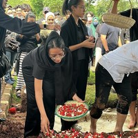 Kaneishia tampak begitu setia mengikuti semua prosesi demi menemani sang kekasih hingga ke peristirahatan terakhirnya. Di dalam keterangan unggahannya Kaneishia juga menuliskan pesan yang tak kalah bikin haru untuk Rayendra. “andra sayang... walaupun semuanya masih ga nyata buat aku, tapi aku ikhlas, aku maafin semua salah andra, dan aku ga akan lupain kamu... this will never gonna be easy for me, you will always have a special place in my heart, my love is burried with you forever. i love you, i want you to know that i was there with you every step of the way until your very last,” tulisnya. Foto: Instagram/@kaneishiayusuf05