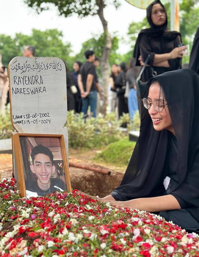 Duduk sambil menatapi makam sang kekasih, Kaneishia tampak begitu sedih dan tak berhenti meneteskan air mata. Diketahui bahwa ia dan kekasihnya itu sebelumnya sudah bersahabat selama 17 tahun dan berpacaran hampir 2 tahun. Foto: Instagram/@kaneishiayusuf05