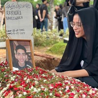 Duduk sambil menatapi makam sang kekasih, Kaneishia tampak begitu sedih dan tak berhenti meneteskan air mata. Diketahui bahwa ia dan kekasihnya itu sebelumnya sudah bersahabat selama 17 tahun dan berpacaran hampir 2 tahun. Foto: Instagram/@kaneishiayusuf05