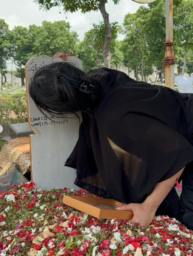 Kaneishia juga tampak menciumi nisan kekasihnya itu. Terlihat jelas jika anak bungsu Dede Yusuf itu begitu terpukul dengan kepergian sang kekasih. Foto: Instagram/@kaneishiayusuf05